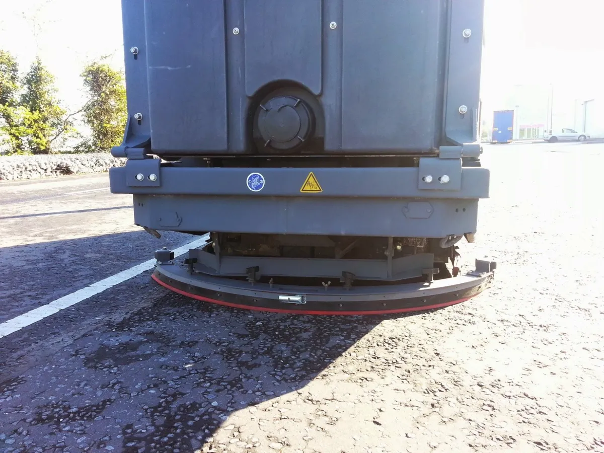 Nilfisk CR1300 Warehouse scrubber dryer - Image 3