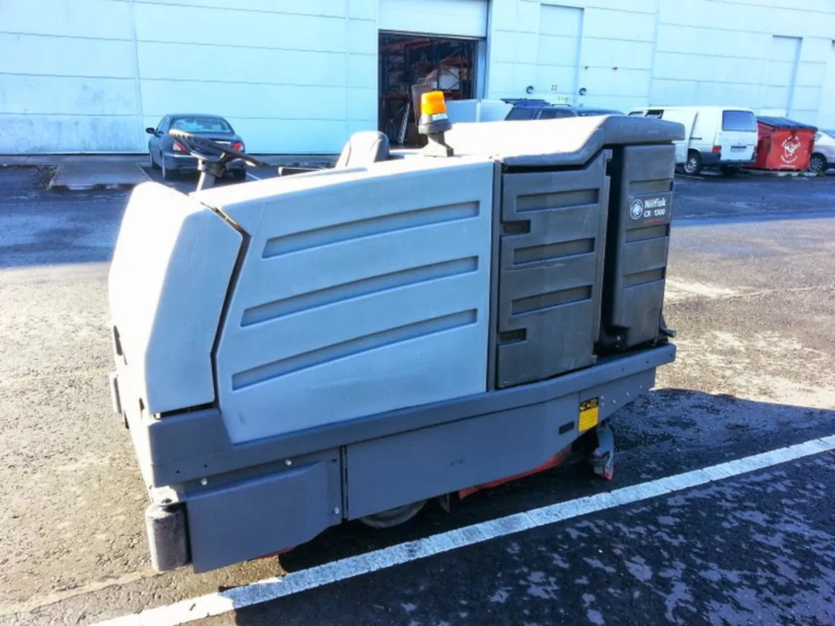 Nilfisk CR1300 Warehouse scrubber dryer - Image 4