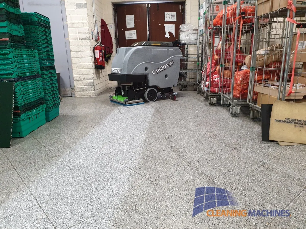 Tomcat Carbon 24E supermarket cleaning machine - Image 3