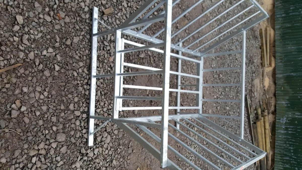 Bale Cradles with gate. Fully galv. Bale Feeder. - Image 4
