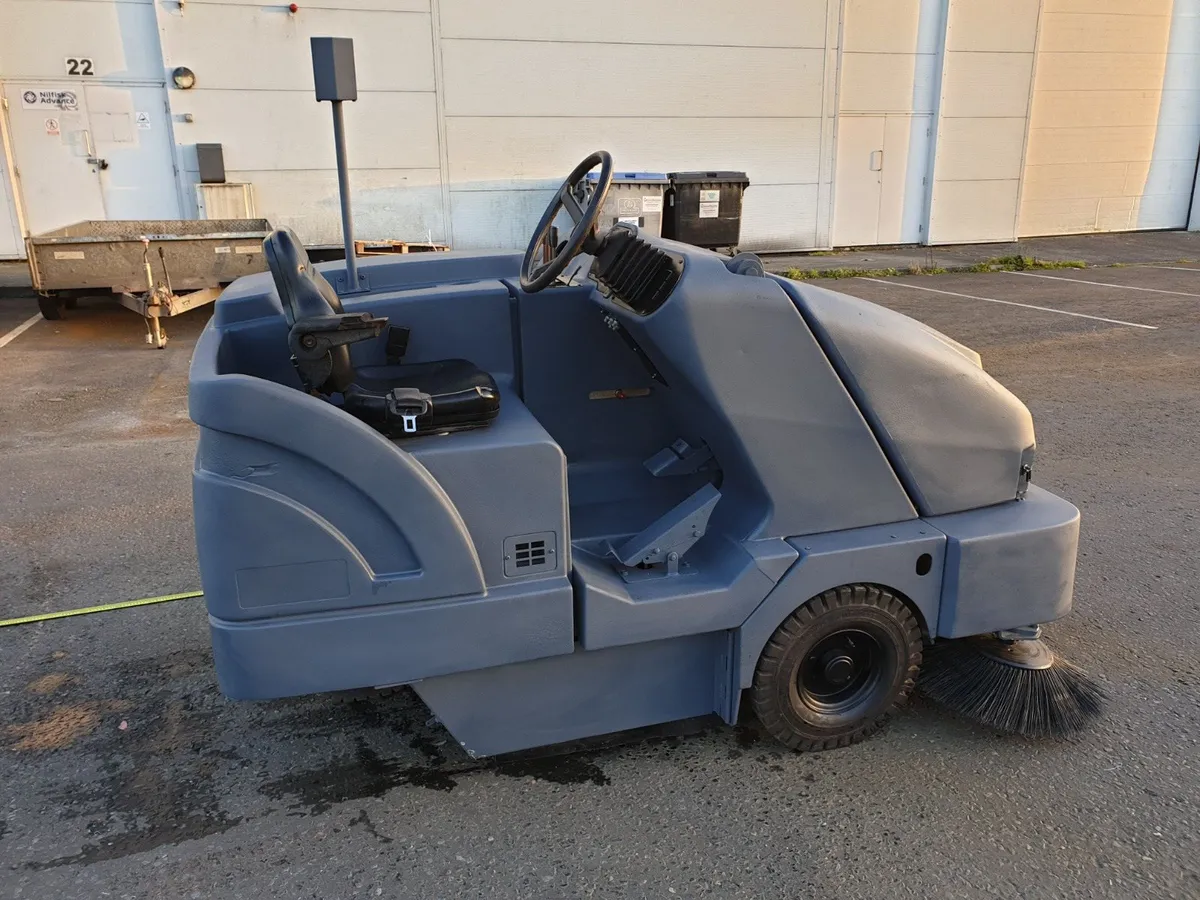 Nilfisk SR1601D ride on sweeper - Image 4