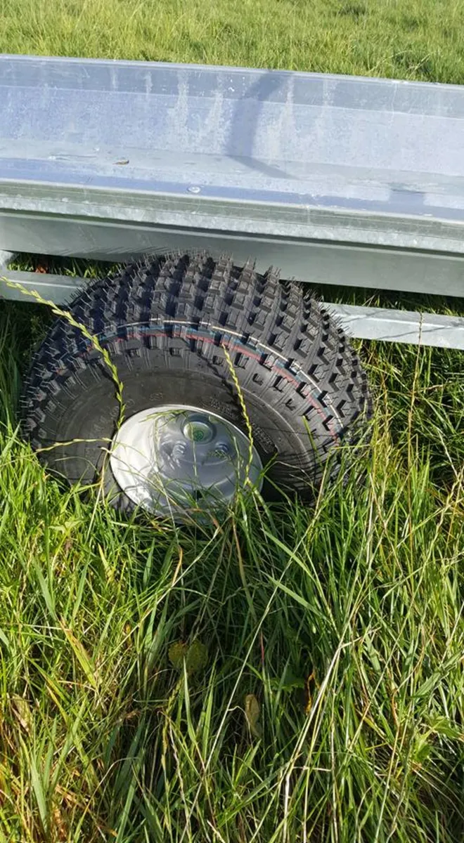 20' and 16' towable calf troughs. Fully galvanised - Image 3