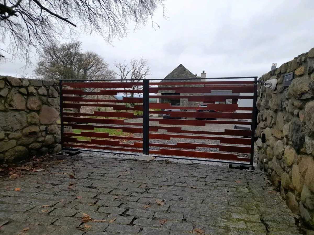 Entrance gates - Image 1