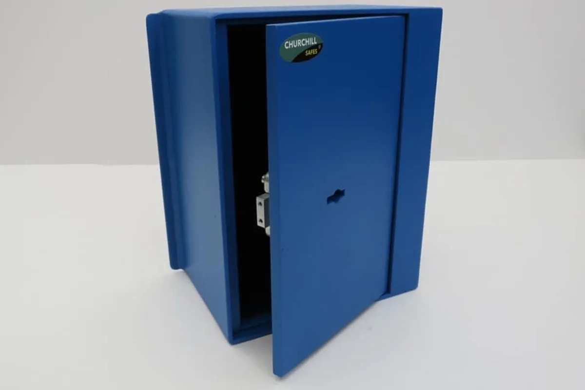Free standing and underfloor safes, strongrooms. - Image 2