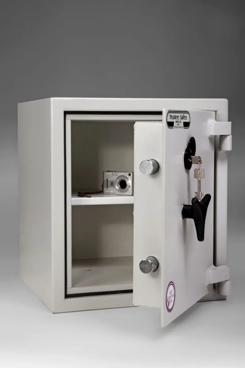 Free standing and underfloor safes, strongrooms. - Image 4