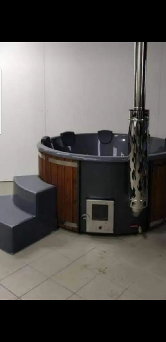 Hot tub  with integrated stove - Image 4