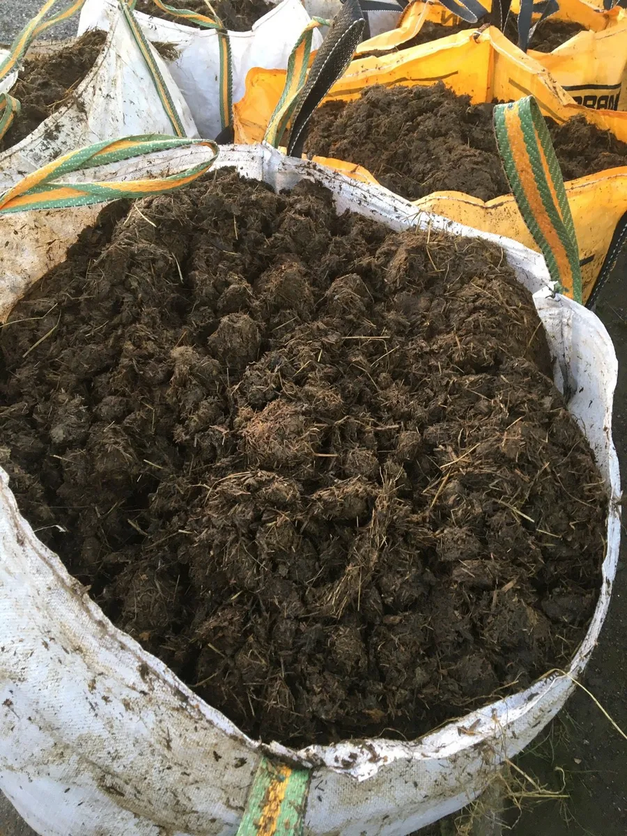 Topsoil ,bark mulch,Horse manure,gold stone - Image 3