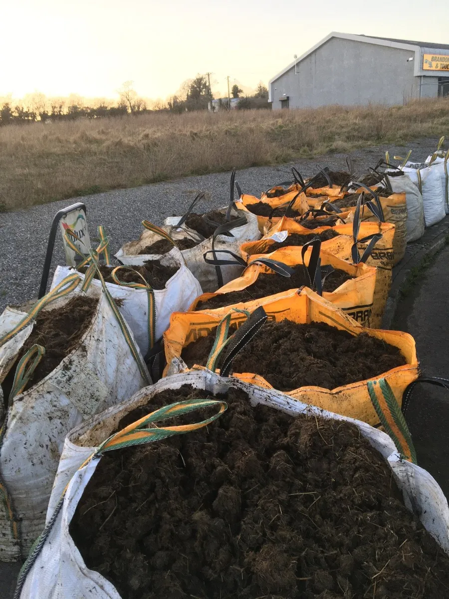 Topsoil ,bark mulch,Horse manure,gold stone - Image 4