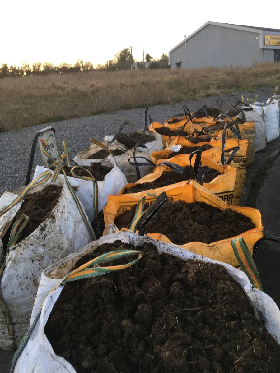 Topsoil,Horse manure,compost,gold stone - Image 3