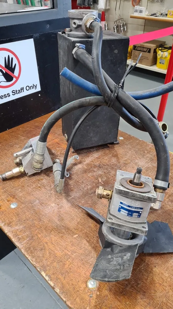 Hycon breaker hydraulic pump and tank €160 - Image 2