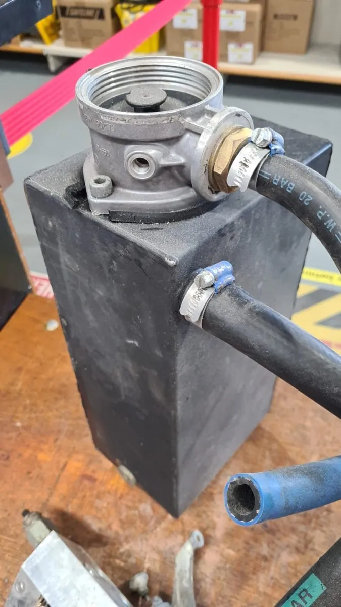 Hycon breaker hydraulic pump and tank €160 - Image 3