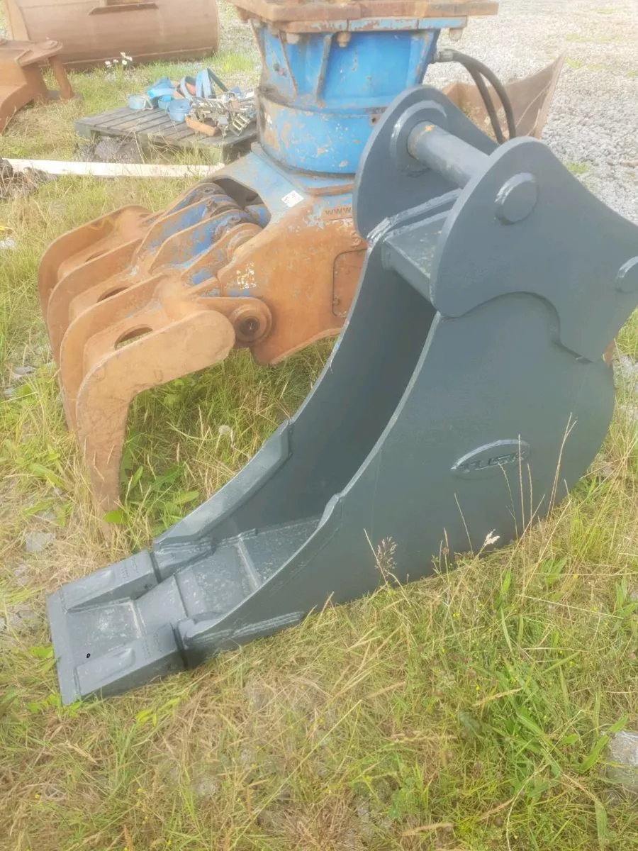 13 ton  12 inch bucket - Image 1