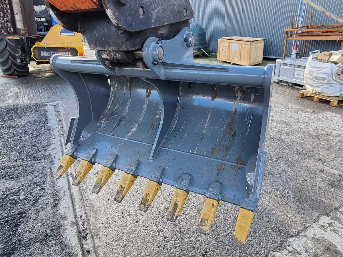 5ft Heavy duty ditching bucket with 8 teeth - Image 1