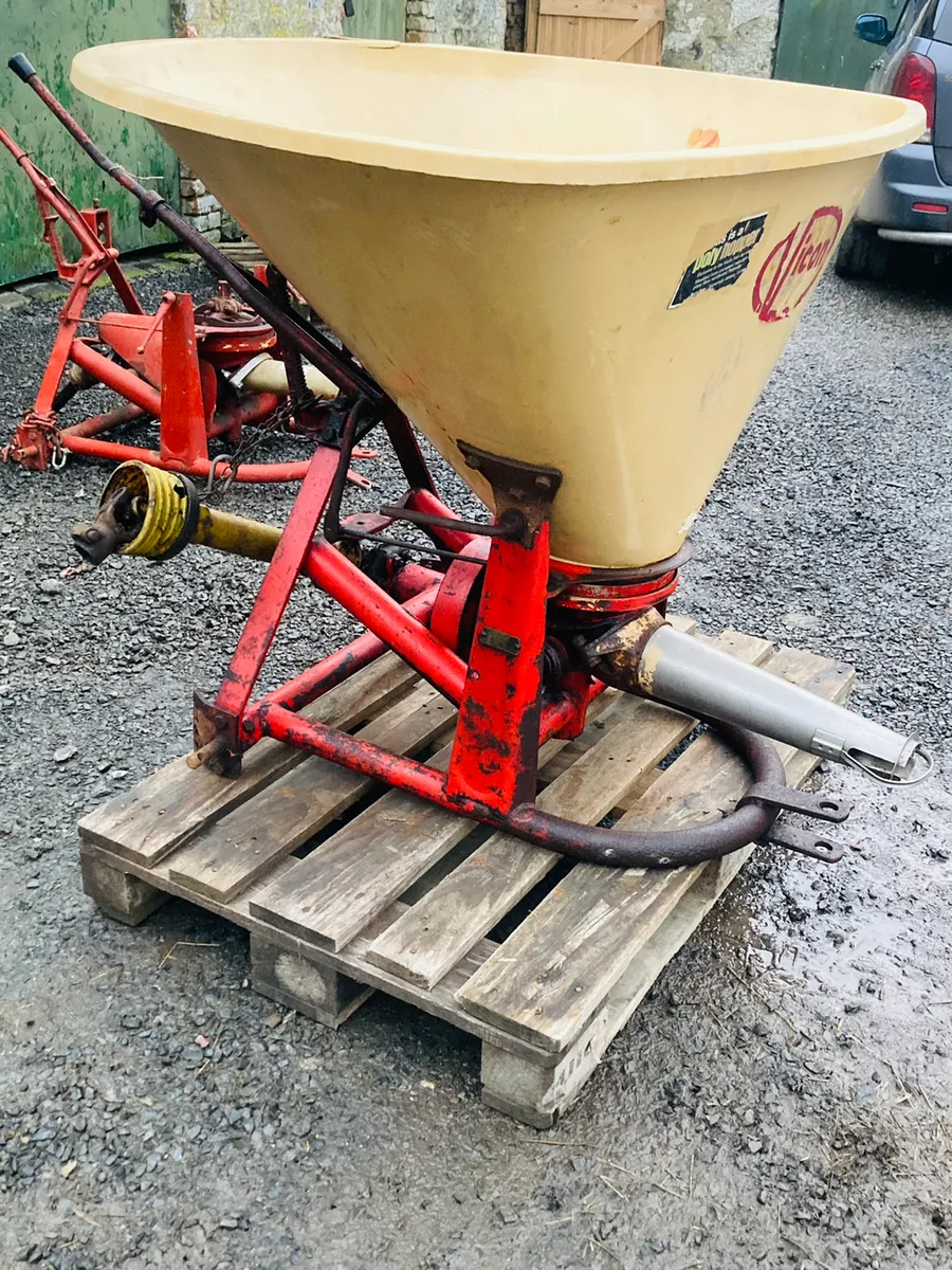 Vicon fertiliser spreader - Image 3