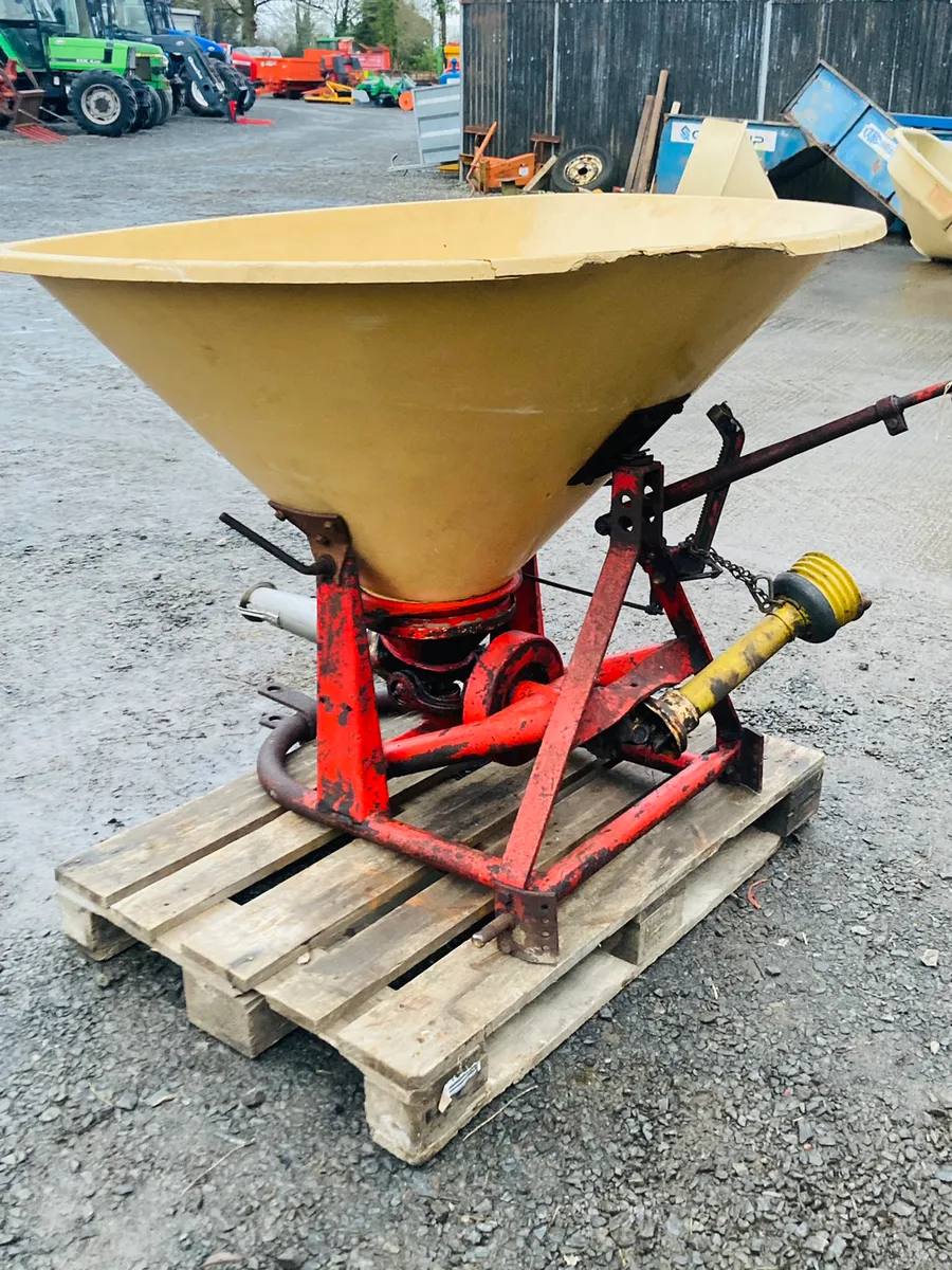Vicon fertiliser spreader - Image 2