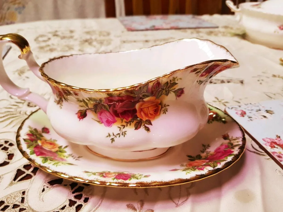 44 piece Royal Albert original old country Rose's - Image 1