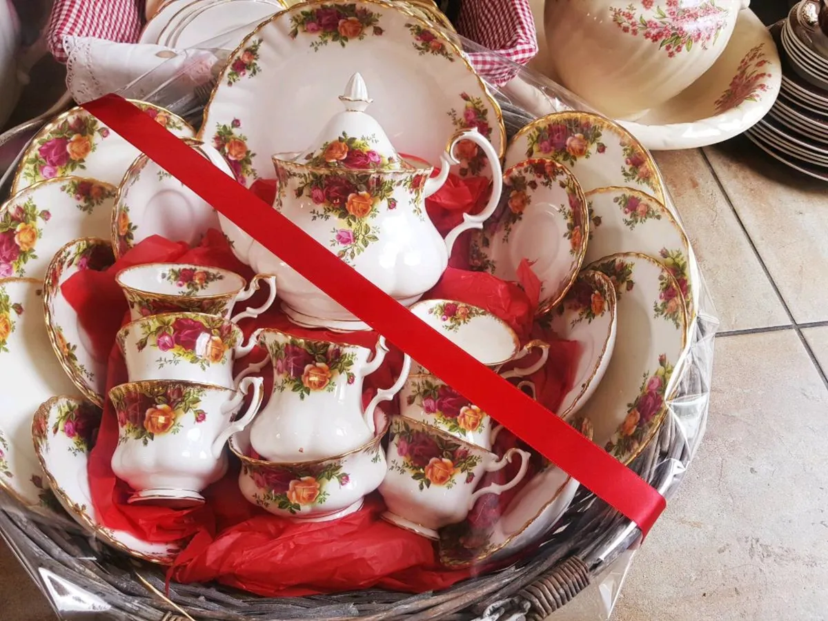 44 piece Royal Albert original old country Rose's - Image 2