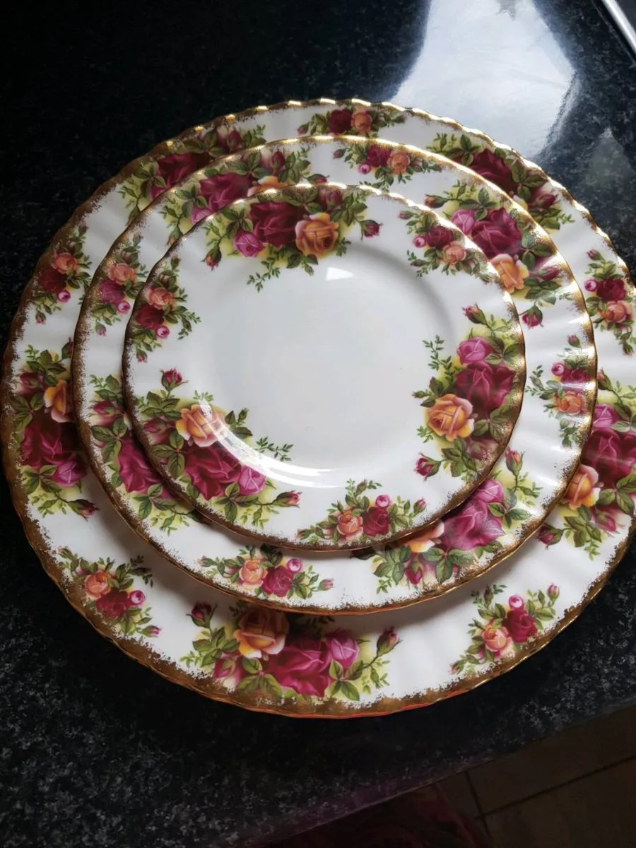 44 piece Royal Albert original old country Rose's - Image 3