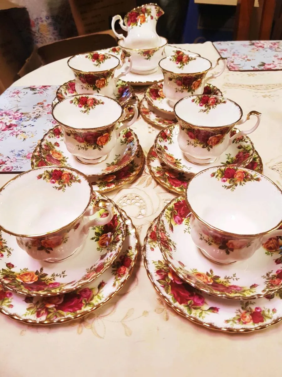 44 piece Royal Albert original old country Rose's - Image 4