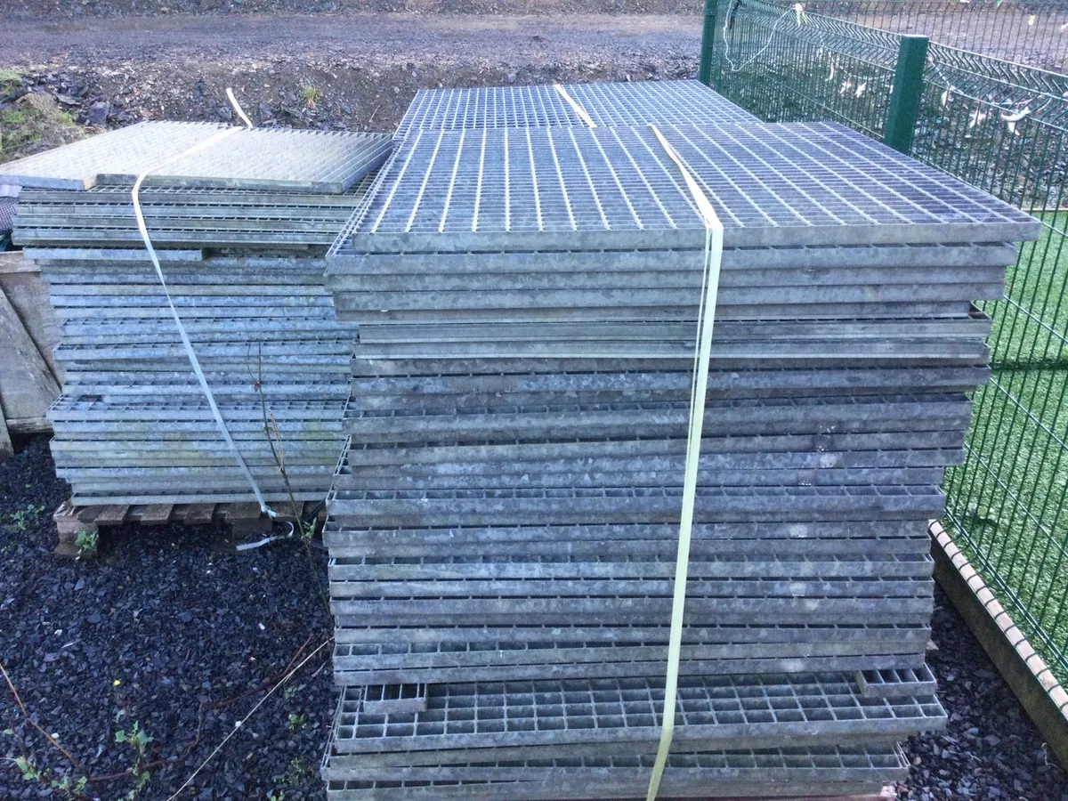 Railway sleepers and galvanised granting - Image 4