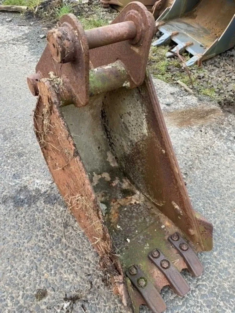 18" Digging Bucket to suit 3cx - Image 1