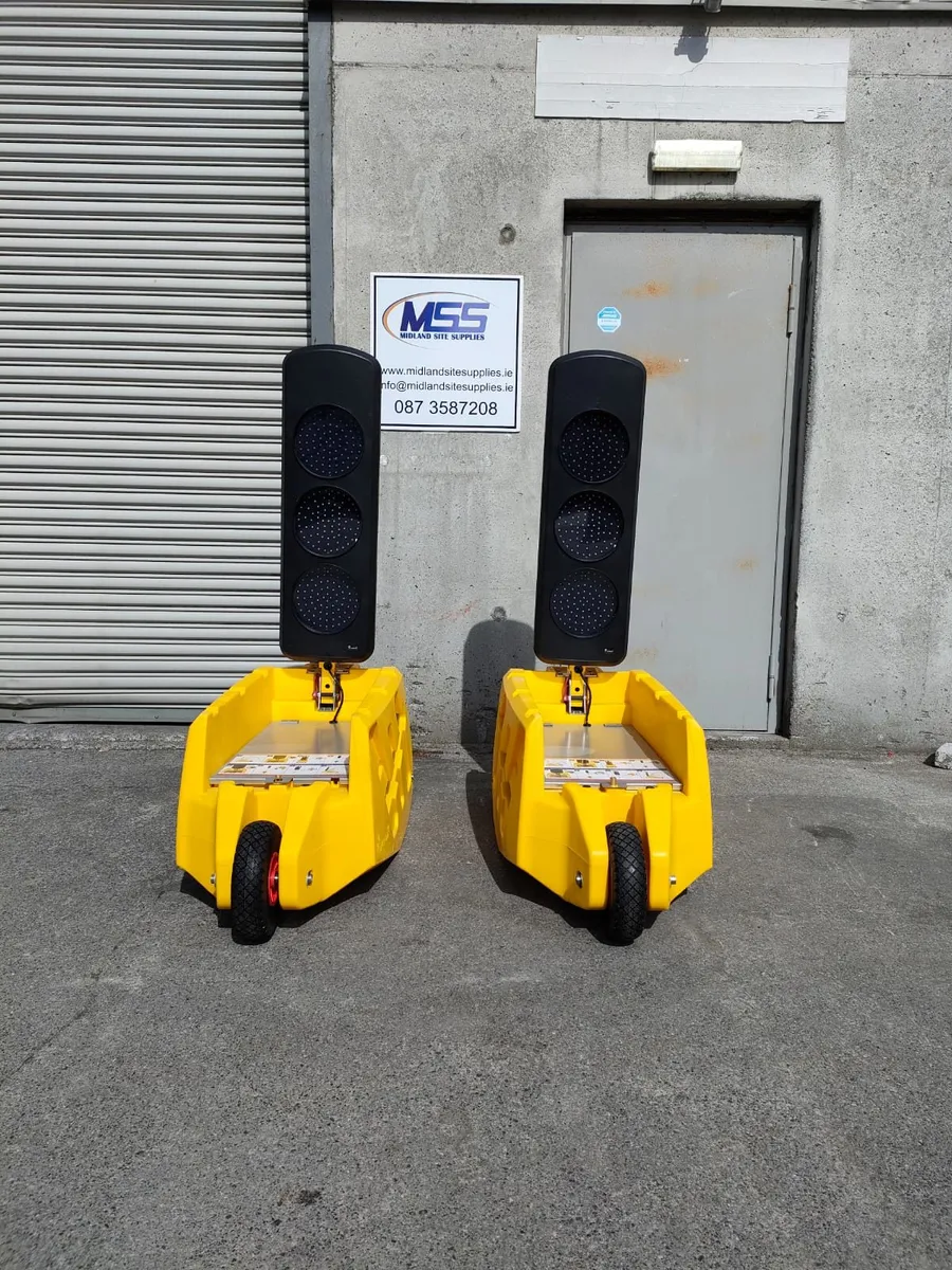 Traffic lights for North or south Ireland - Image 4