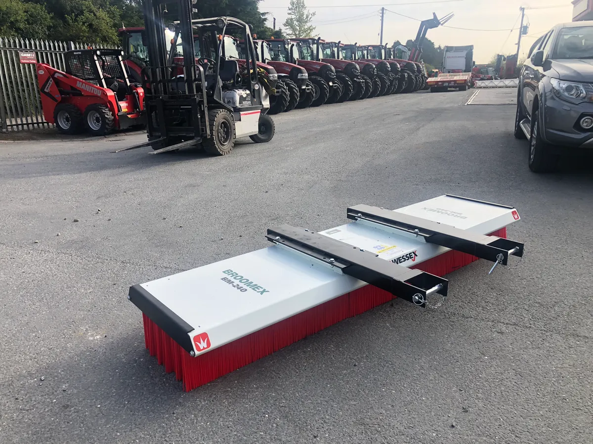 Broomex 8ft yard brush with forklift sleeves - Image 2