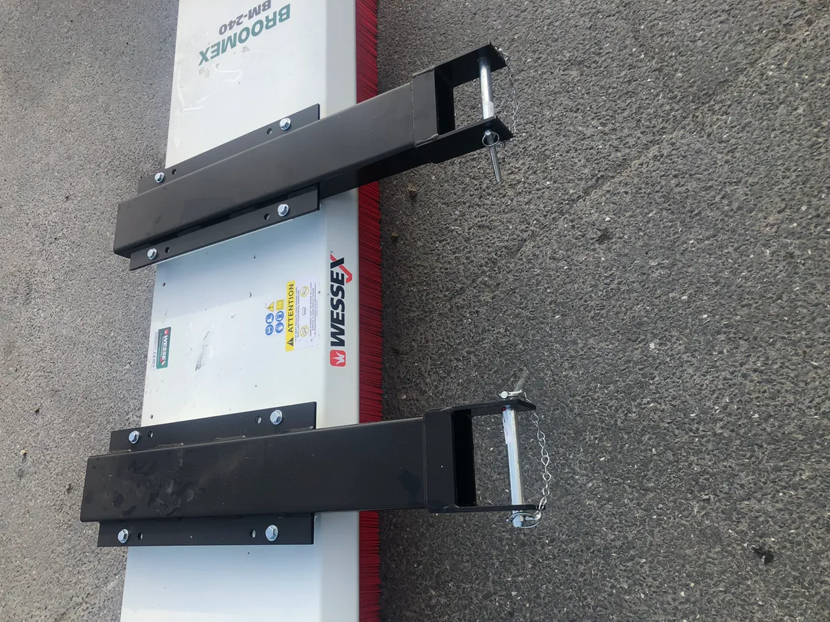 Broomex 8ft yard brush with forklift sleeves - Image 3