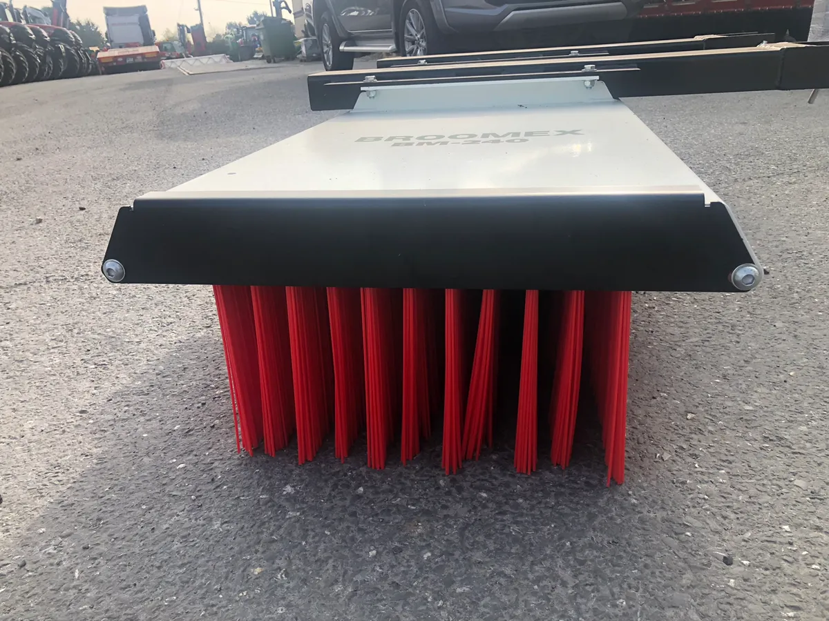 Broomex 8ft yard brush with forklift sleeves - Image 4