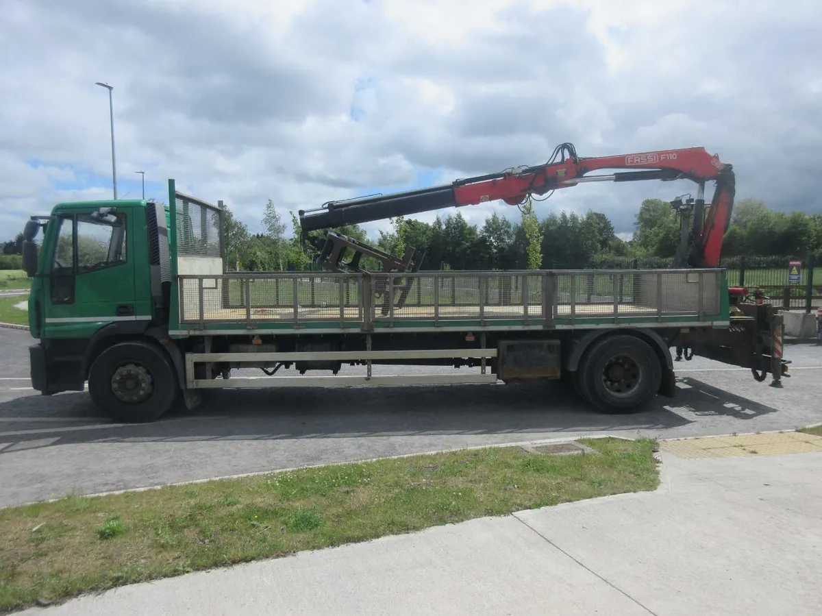 IVECO 18 TON FASSI CRANE - Image 4