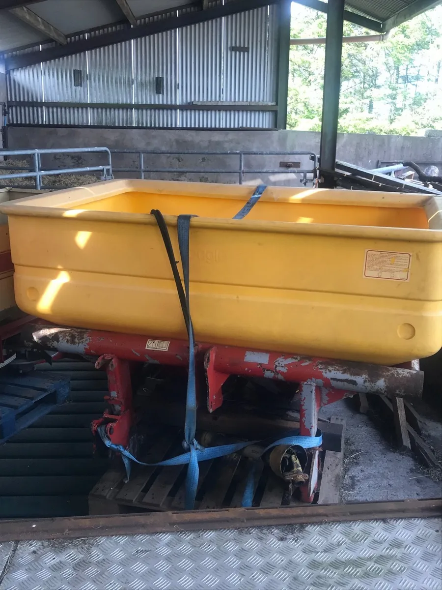 Fertiliser sowers - 1 No. Teagle and various other - Image 1