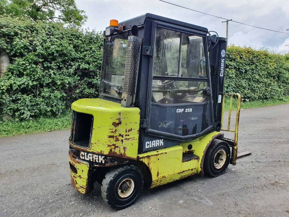 Clark 2.5 ton diesel forklift - Image 3