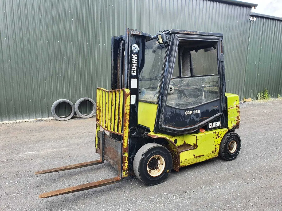 Clark 2.5 ton diesel forklift - Image 1