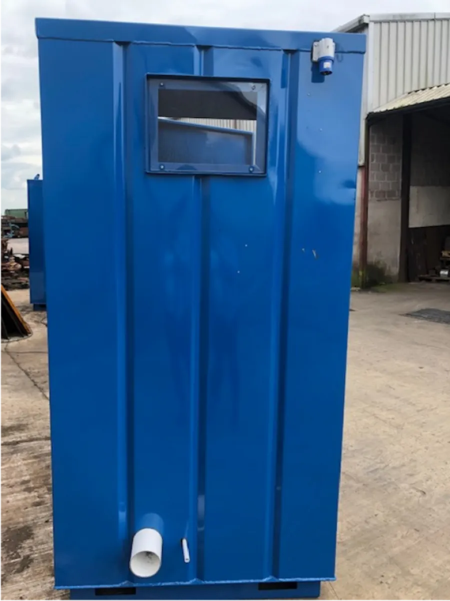 Portable site toilet with hot/cold water - Image 3