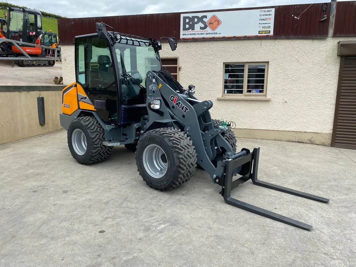 Giant Compact Loaders - Image 3