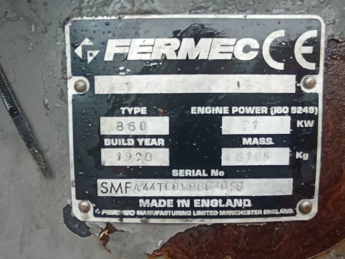 Fermec 860 digger loader - Image 2