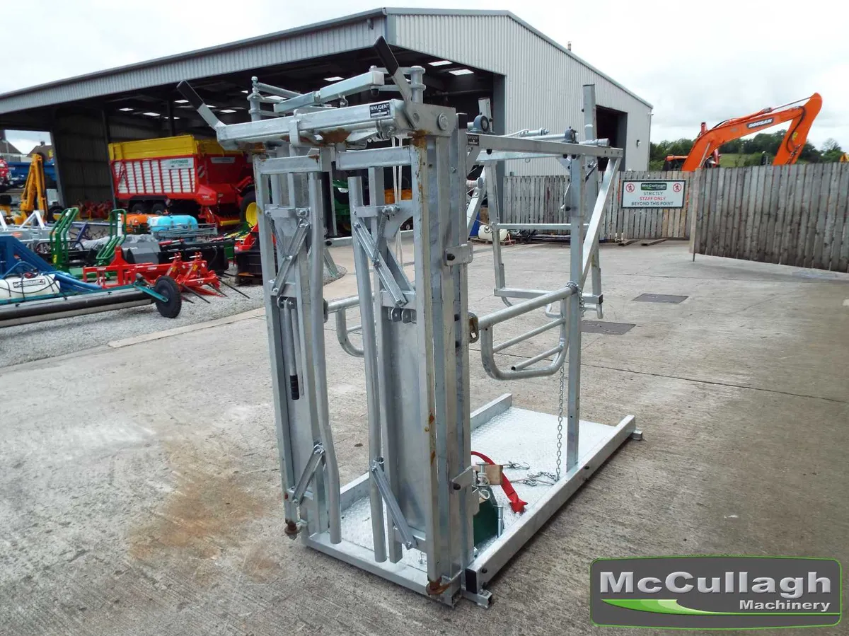 New Nugent Universal Hoof Tech Trimming Crush - Image 4