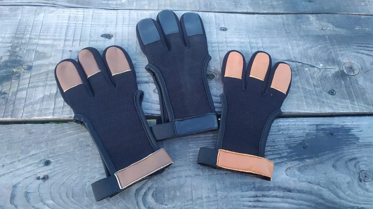 Archery glove 3 fingers (fabric with leather tips) - Image 3