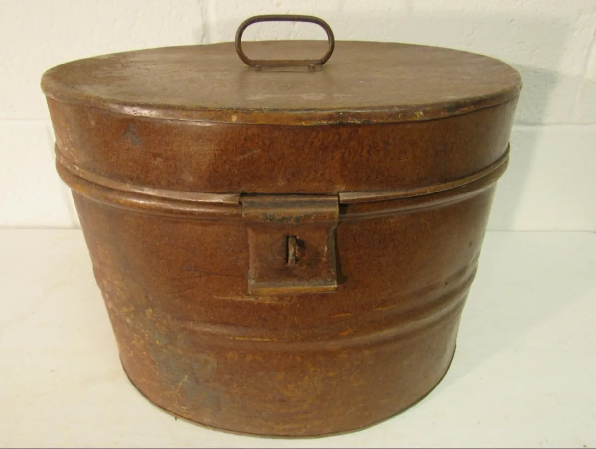 Late Victorian metal hatbox. - Image 1