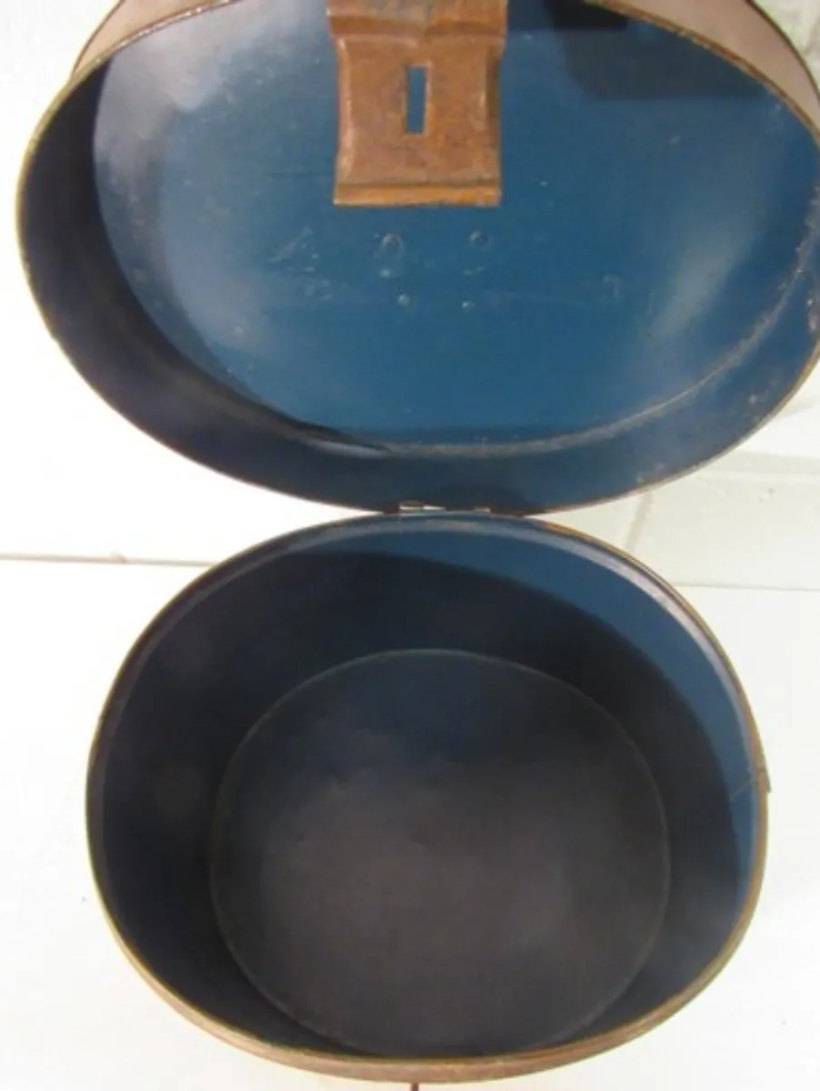 Late Victorian metal hatbox. - Image 2