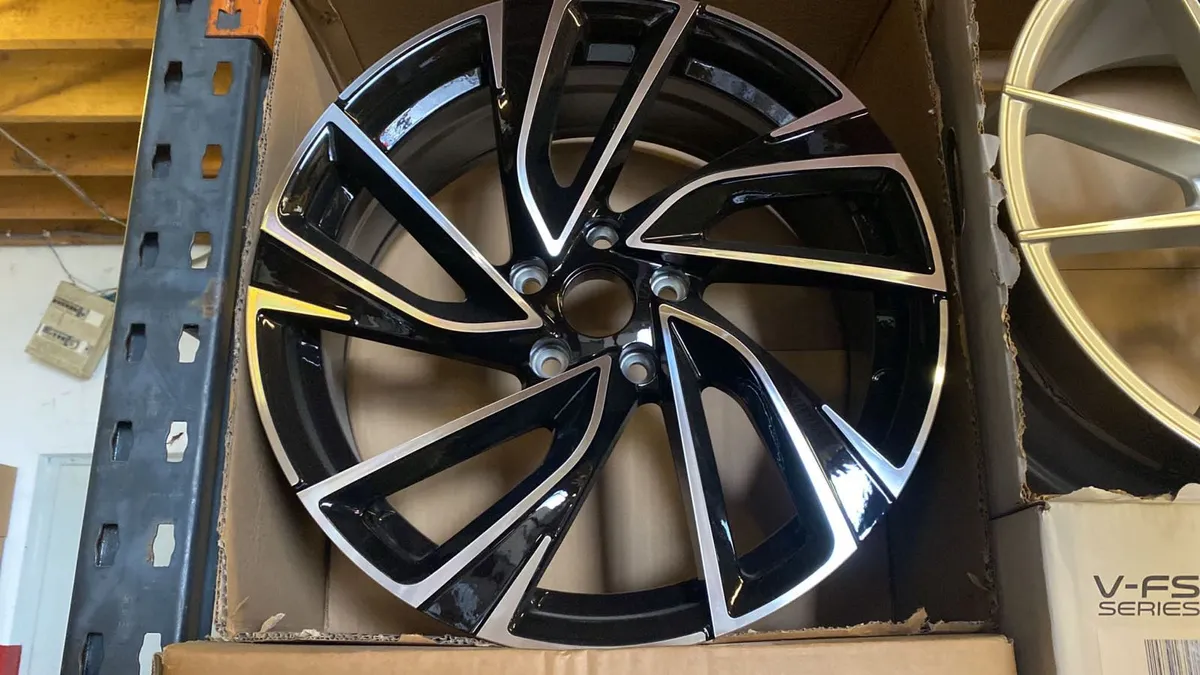 18” Adelaide 5x112 black / polished