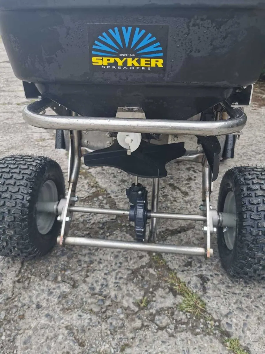 Spyker ride on spreader (salt, sand, fertilizer) - Image 2