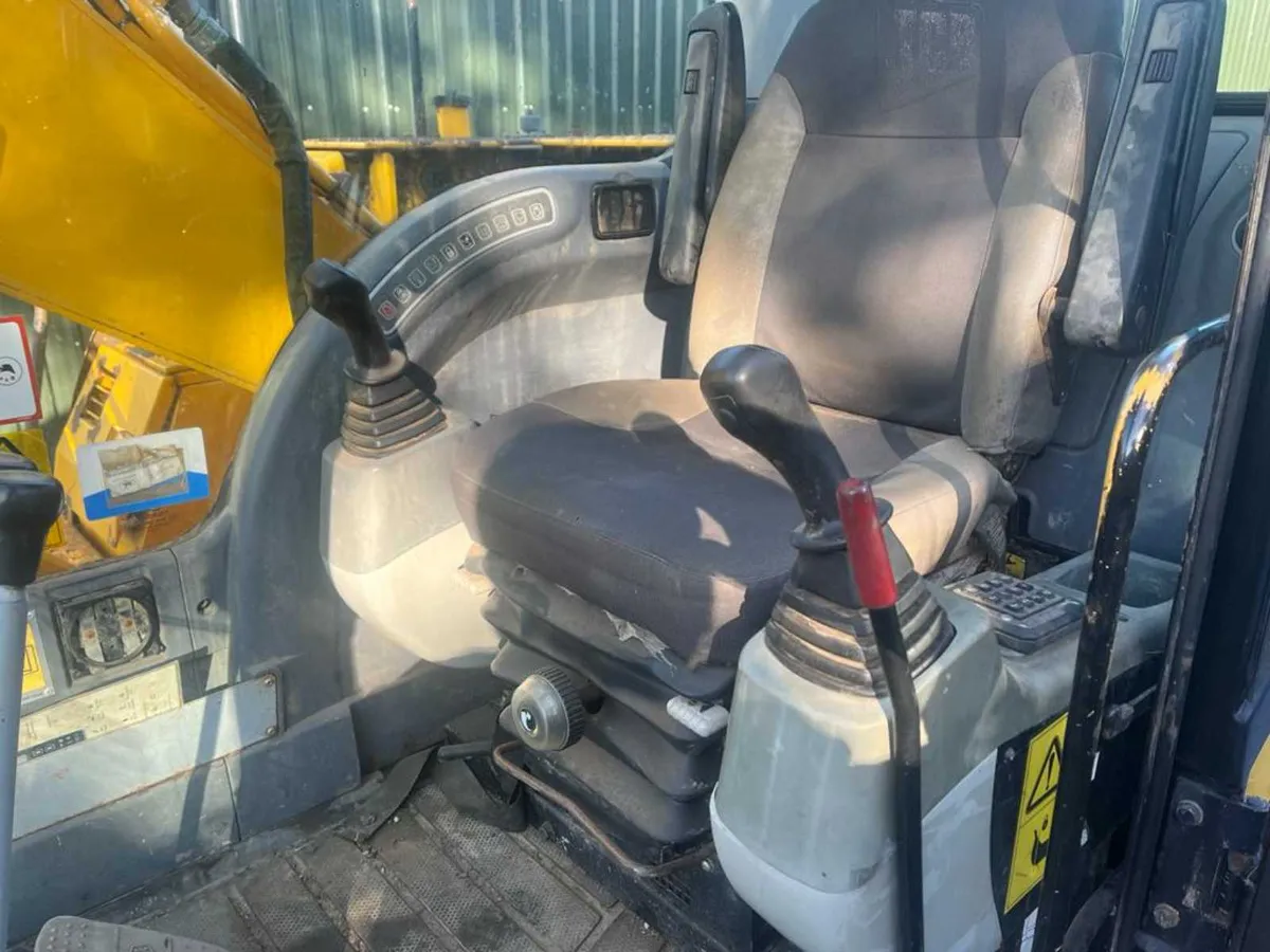 jcb js 130 excavator - Image 3