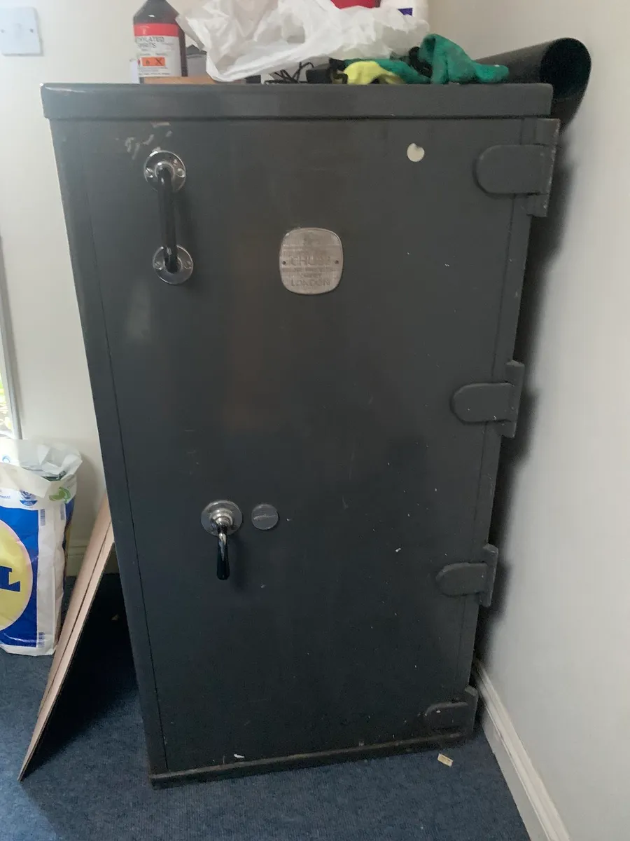 Office equipment - Image 1