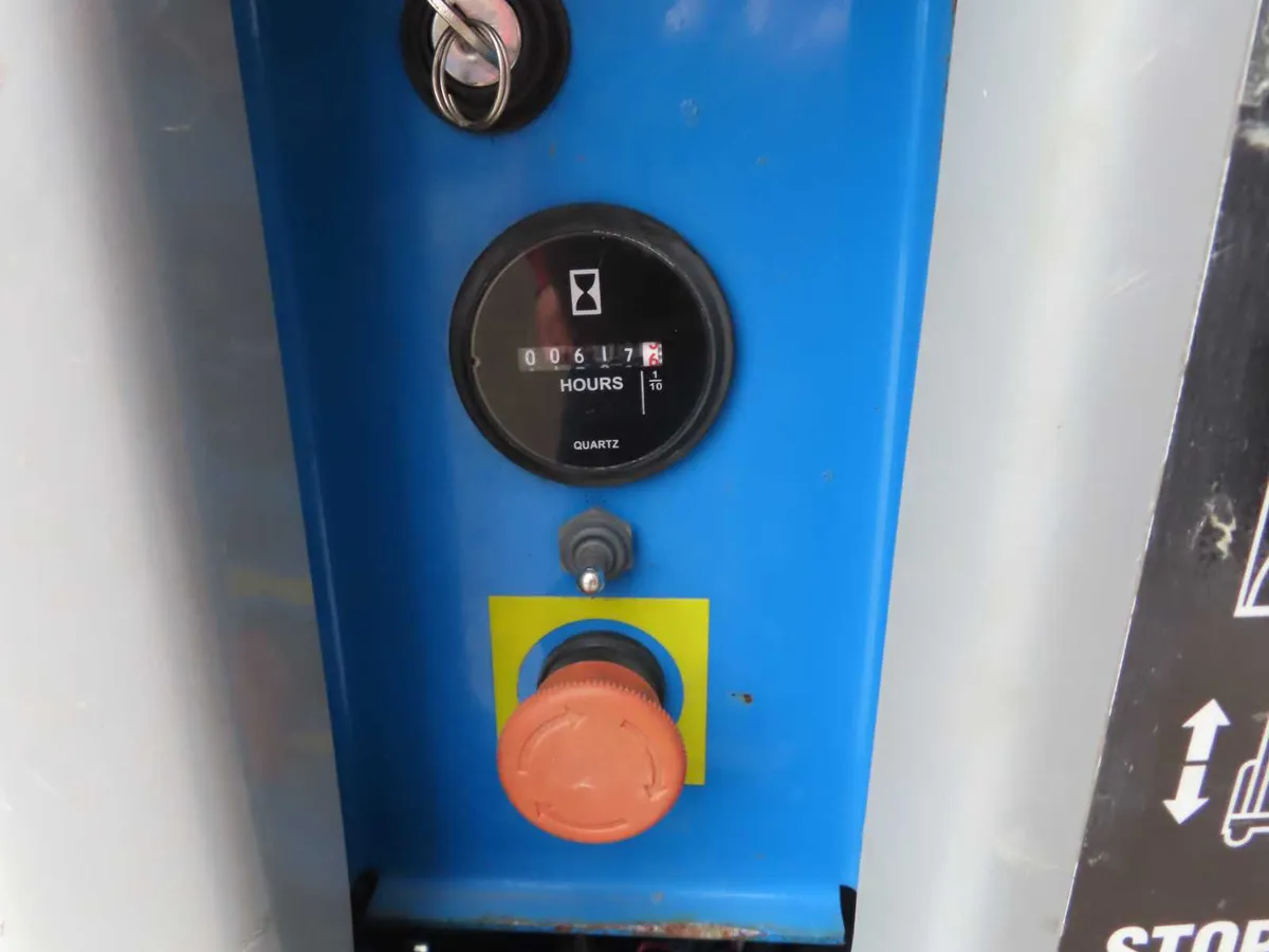 Genie GR15 Mast Lift Access Platform SN2327 - Image 3