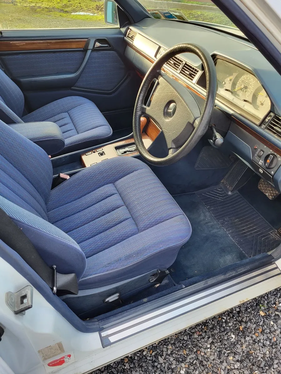 MERCEDES BENZ 200E AUTO LOW MILEAGE - Image 4