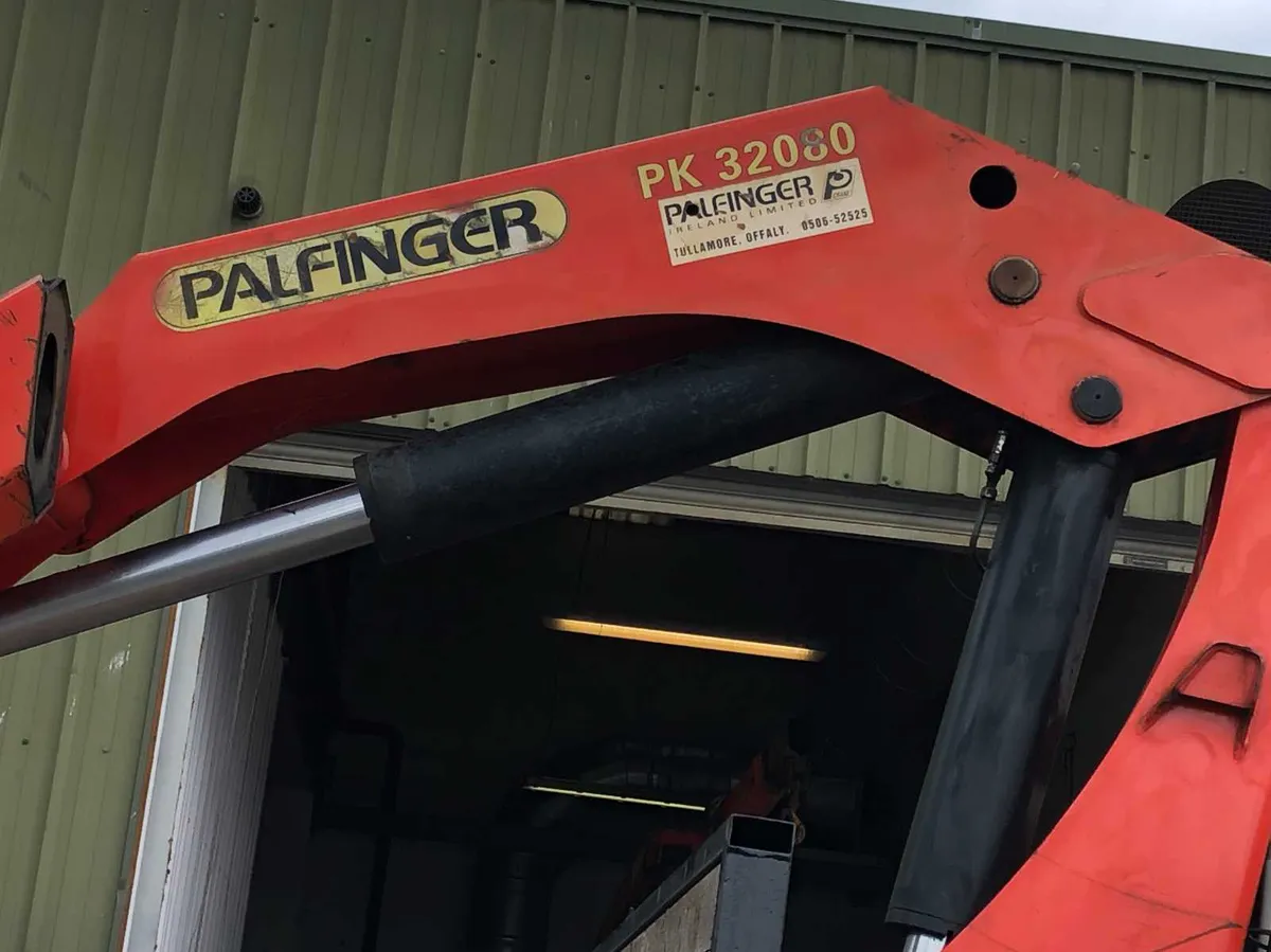 DAF 26T FLATBED TRUCK WITH 32T CRANE FOR HIRE - Image 3