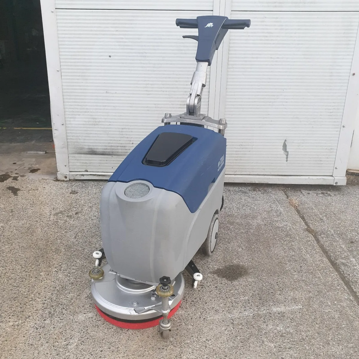 Wirbel rapid 15 battery op scrubber dryer - Image 3