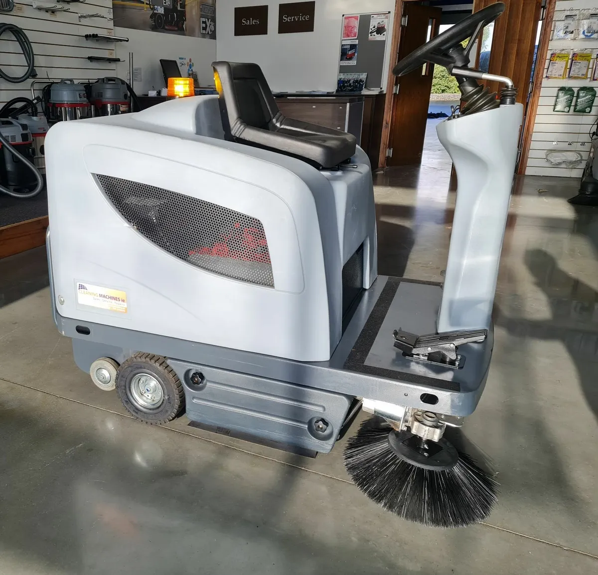 Nilfisk SR1101 rider sweeper - Image 2