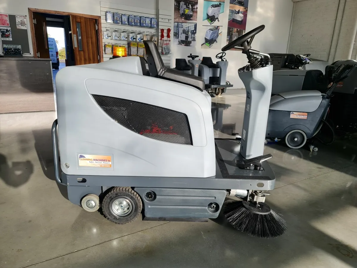 Nilfisk SR1101 rider sweeper - Image 3